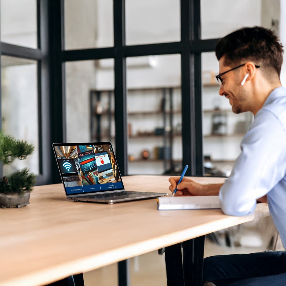 Mann arbeitet im Büro am Laptop mit einer Übersicht für IT-Management.