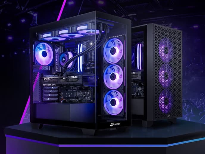 PC da gaming con ventole illuminate di viola e componenti a vista