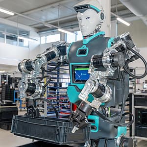 Humanoider Industrieroboter mit Greifarmen in einer Fertigungsumgebung – Referenz Exor, Erfolgsgeschichte Exor