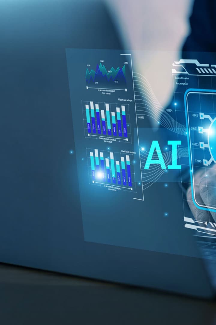 IT-Studie zu künstlicher Intelligenz: Laptop mit digitalen Diagrammen und KI-Symbol