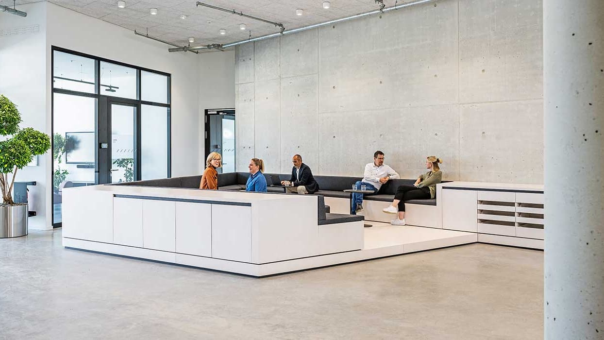 Nowoczesna recepcja firmy baramundi software GmbH, zatrudniającej pięciu pracowników