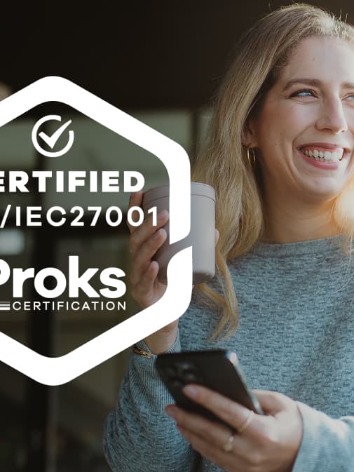 [Translate to English:] Frau mit Smartphone neben einem Siegel für die ISO/IEC-27001-Zertifizierung von Proks Certification