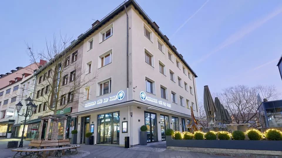 Außenansicht des dasPaul-Restaurants und Hotels mit Terrasse