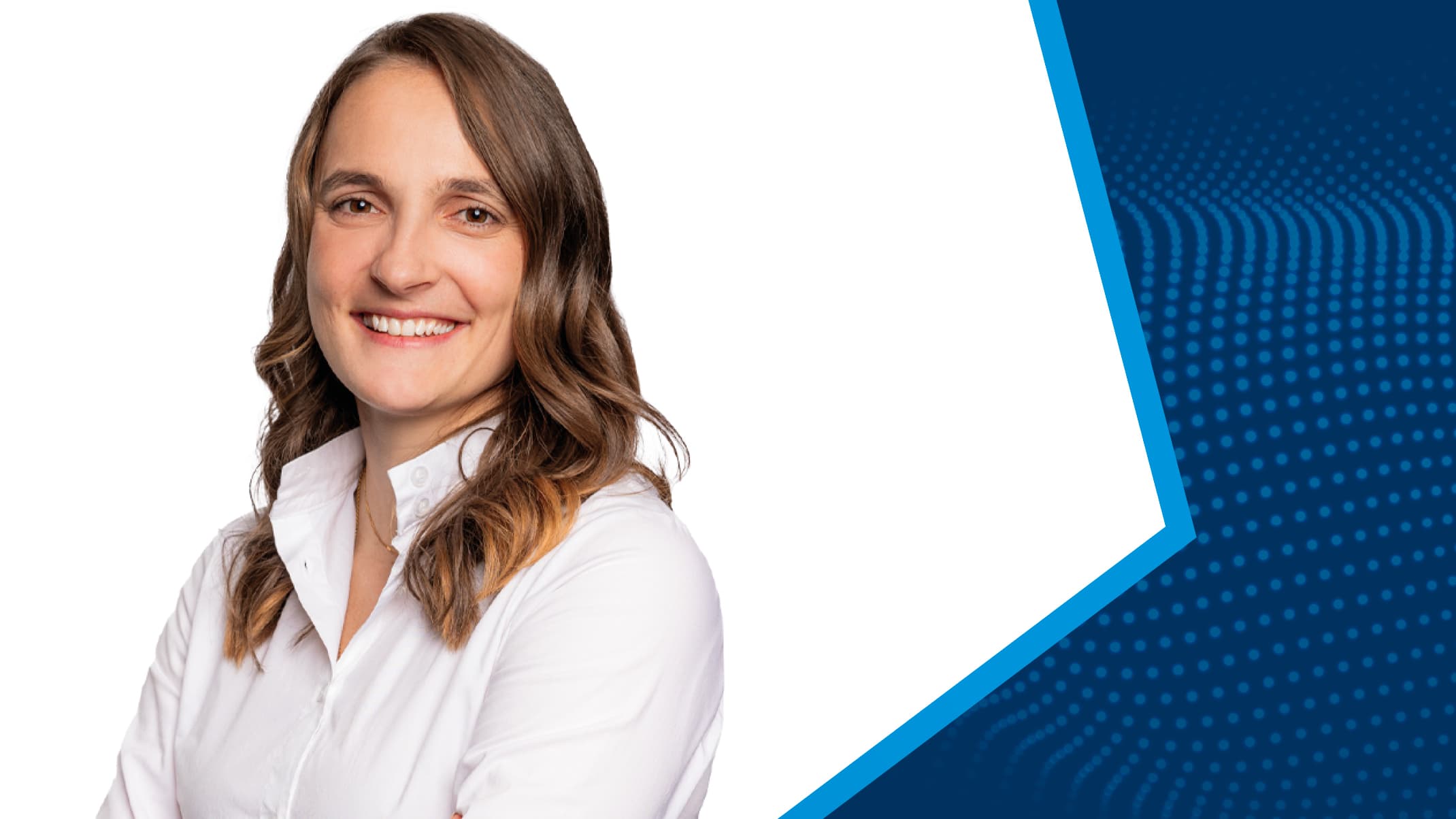 Porträt von Sandra Mergner vor blau-weißem Hintergrund