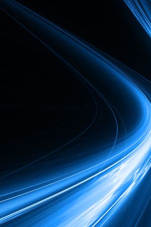 Abstrakte blaue Lichtspuren auf schwarzem Hintergrund