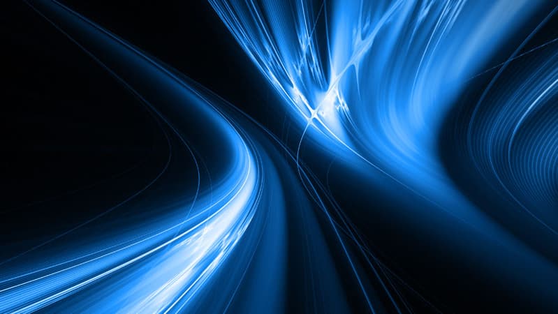 Abstrakte blaue Lichtspuren auf schwarzem Hintergrund