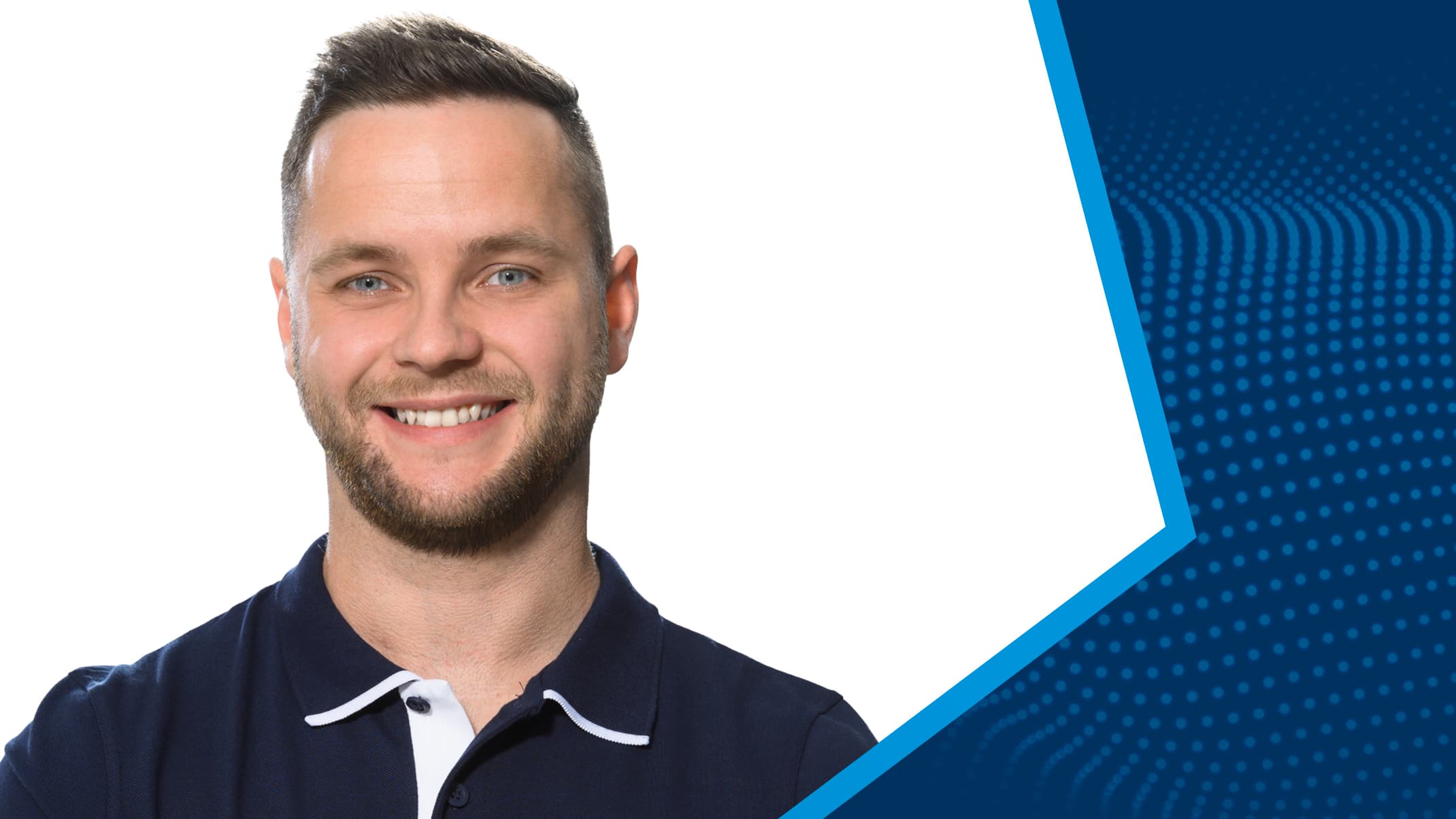 Porträt von Nick Hible vor einem blau-weißen abstrakten Hintergrund