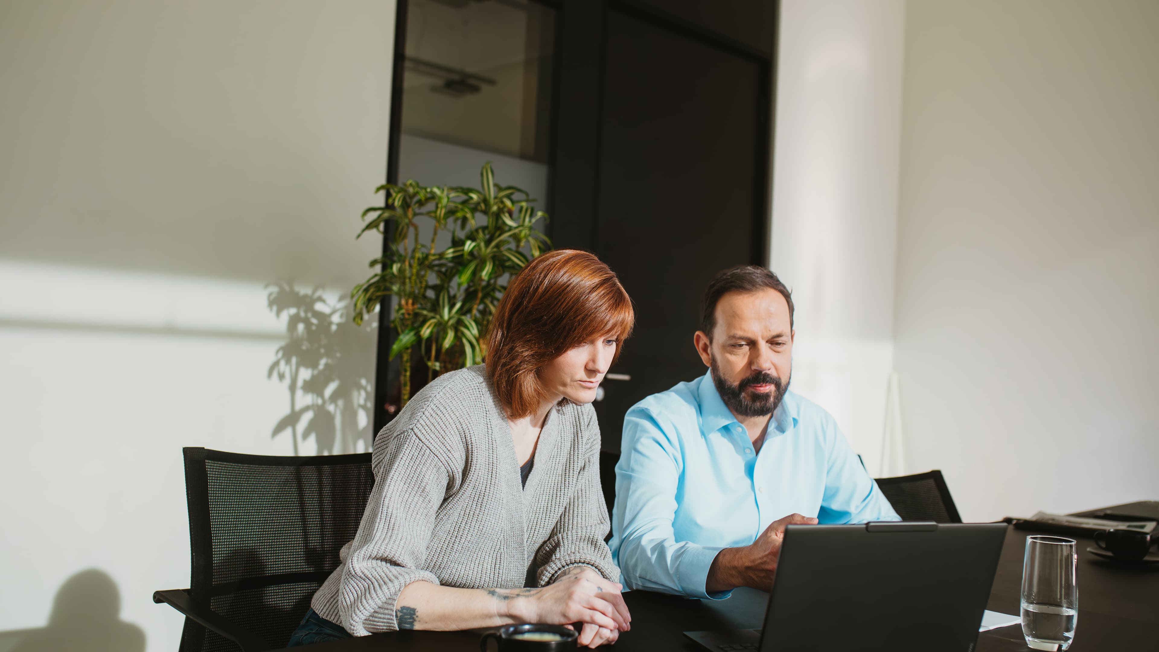 Beim IT-Service-Management arbeiten zwei Personen gemeinsam an einem Laptop.