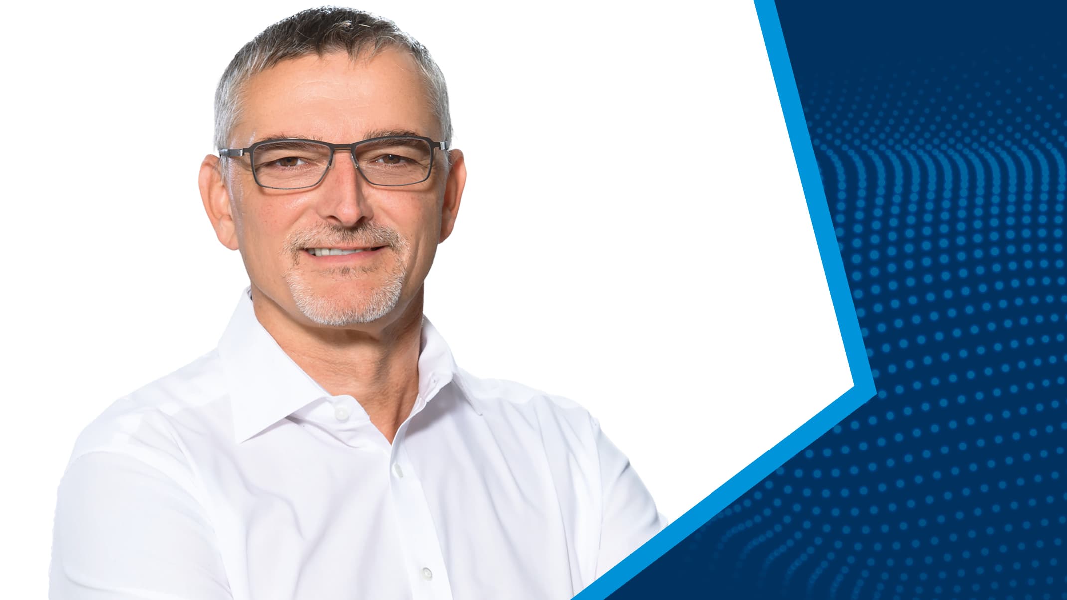 Porträt von René Küster mit Brille und weißem Hemd
