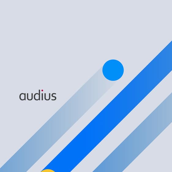Logo von audius auf abstraktem Hintergrund mit blauen Streifen und farbigen Punkten