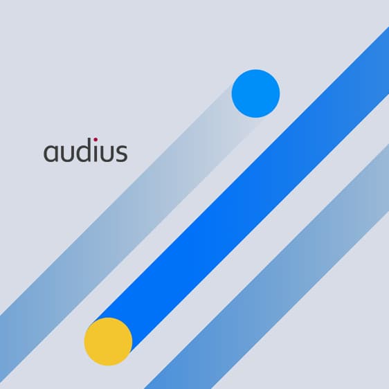 Logo von audius auf abstraktem Hintergrund mit blauen Streifen und farbigen Punkten