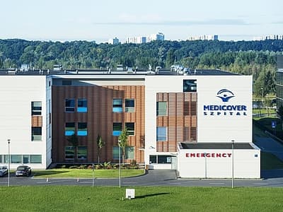 Budynek szpitala Medicover z oznakowanym oddziałem ratunkowym