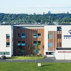 Budynek szpitala Medicover z oznakowanym oddziałem ratunkowym