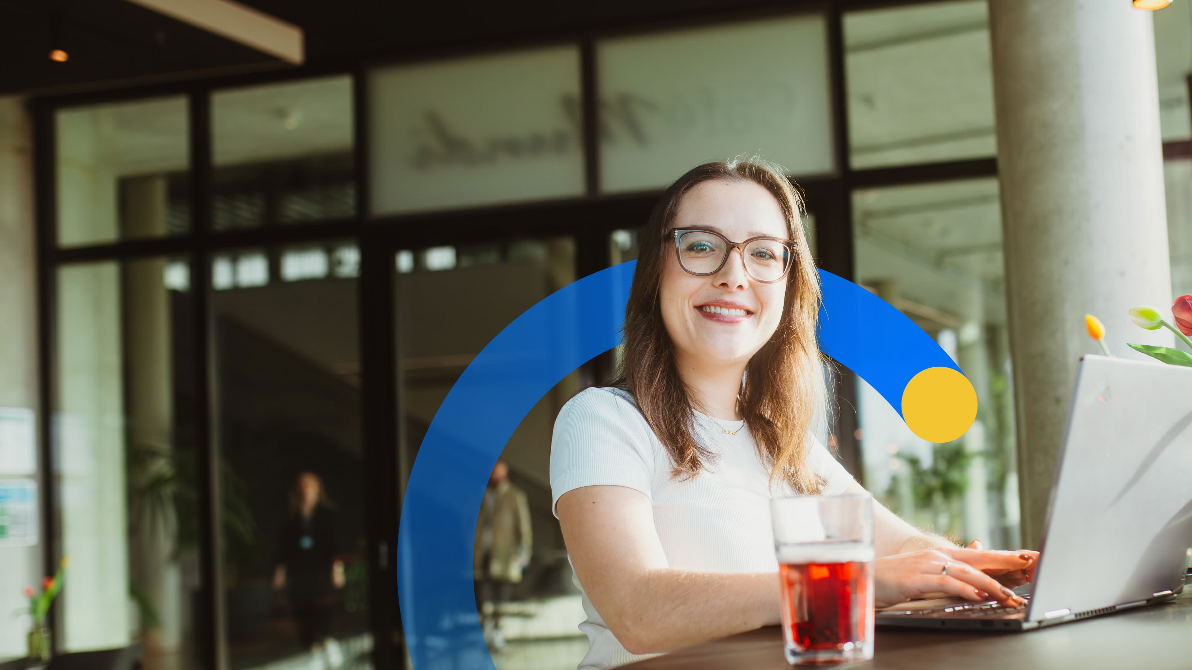 Pracownica pracuje na laptopie – symbol wsparcia technicznego baramundi i pomocy IT