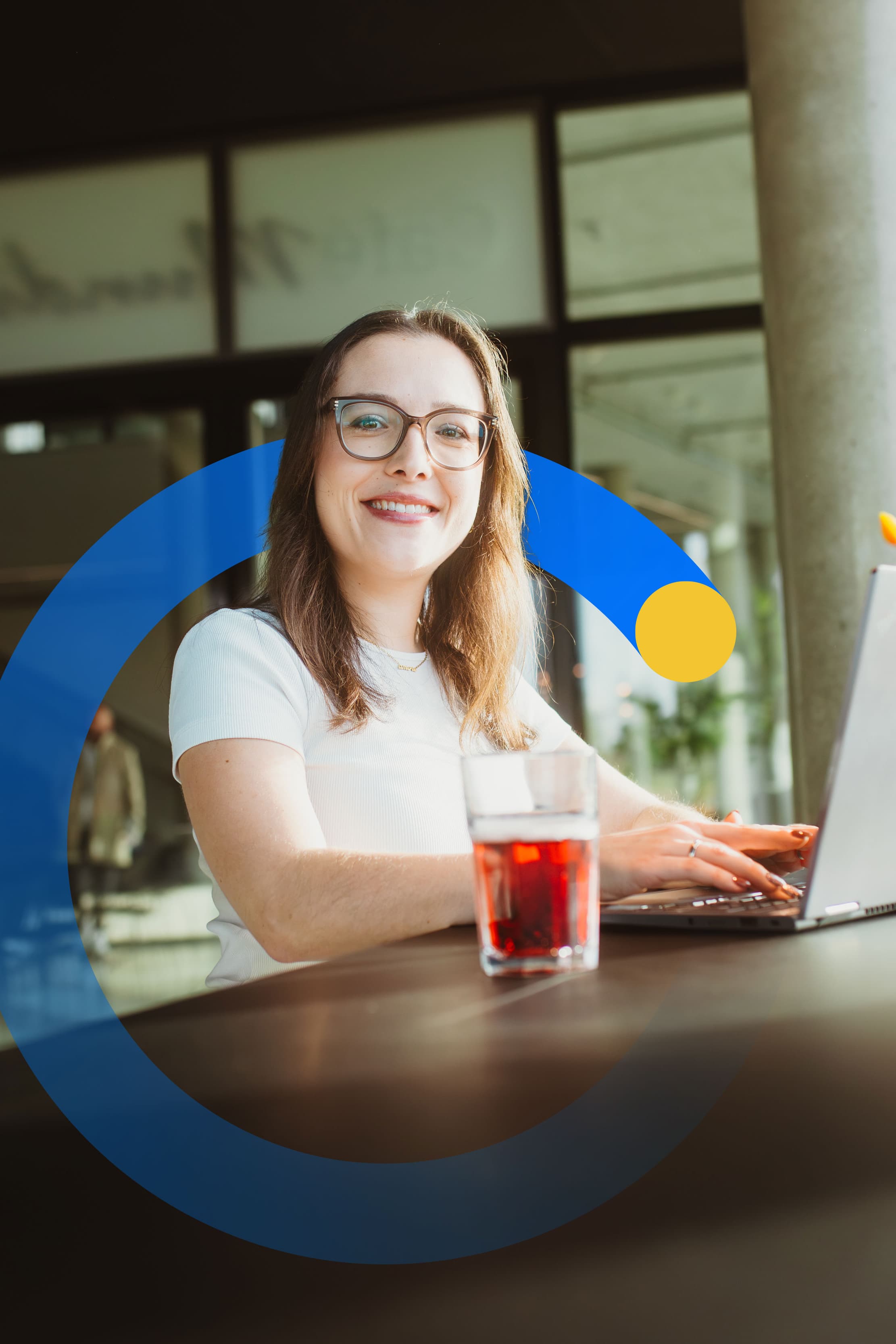 Pracownica pracuje na laptopie – symbol wsparcia technicznego baramundi i pomocy IT
