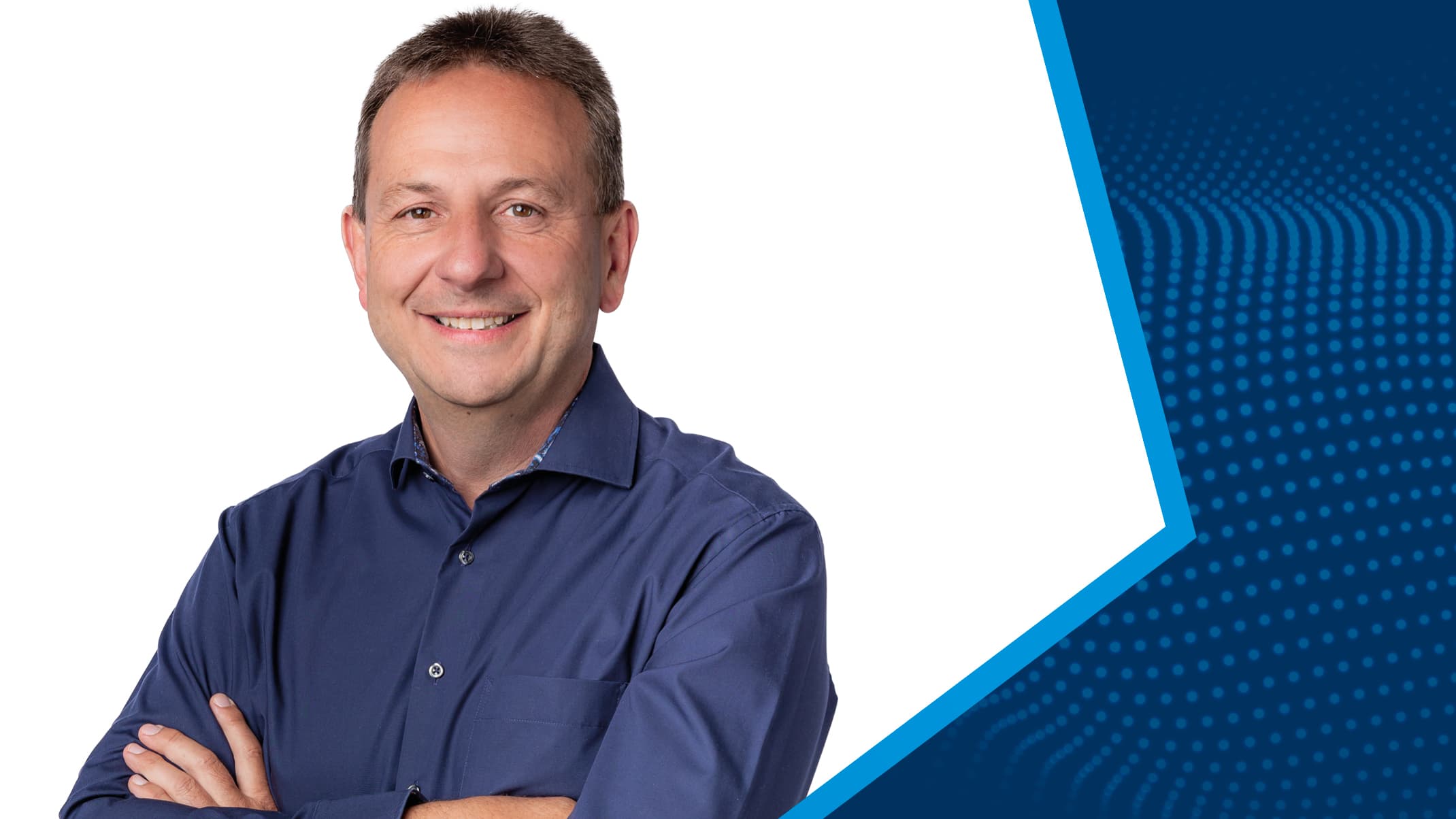 Porträt des Speakers Armin Leinfelder mit verschränkten Armen
