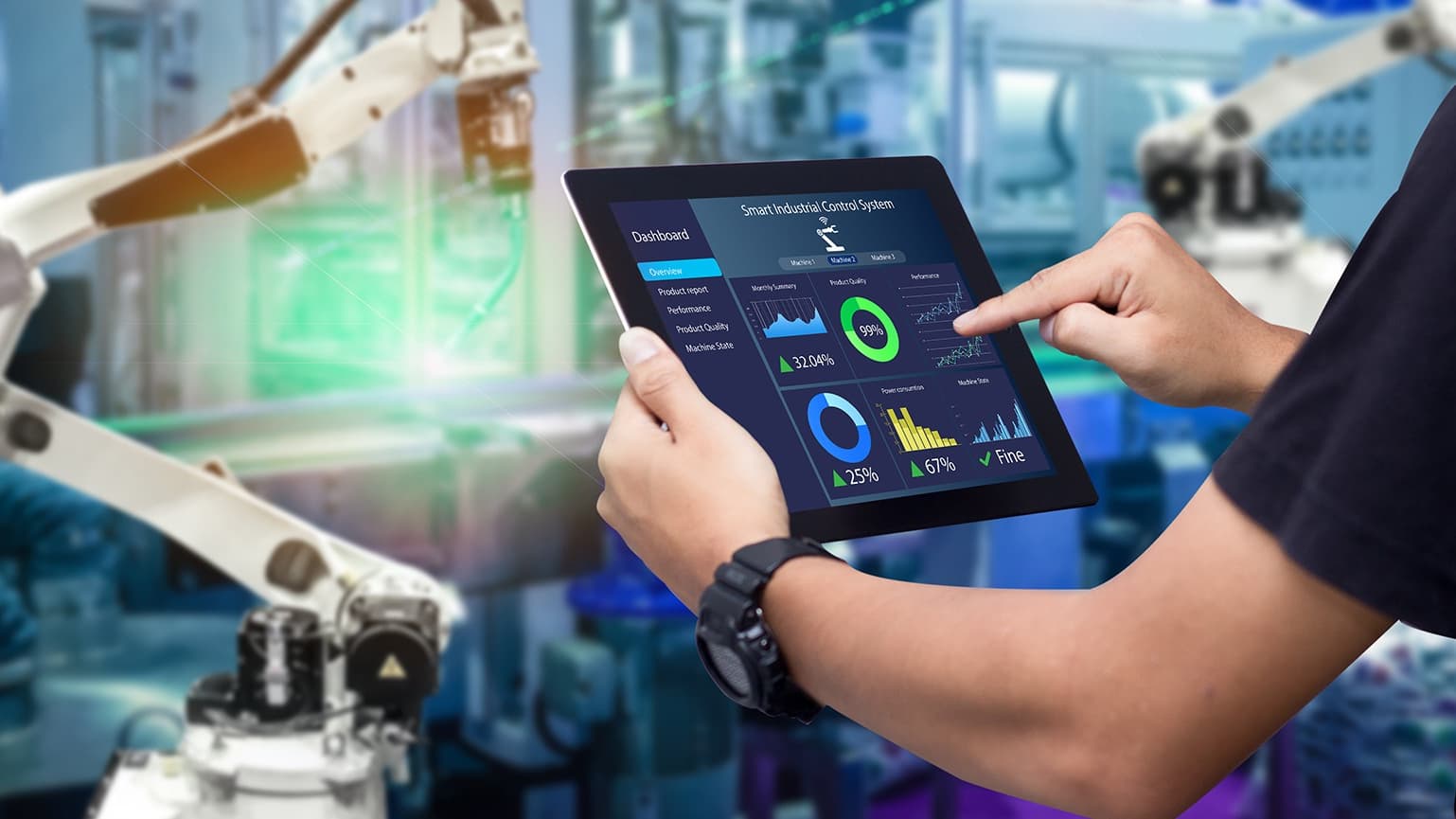 Person steuert einen Industrieroboter und überwacht Produktionsdaten auf einem Tablet.