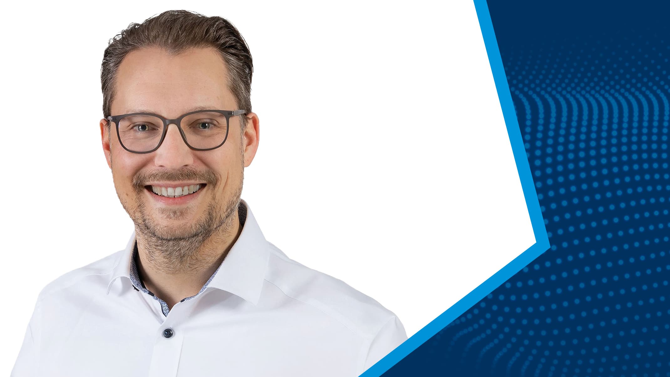 Porträt eines lächelnden Mannes mit Brille und weißem Hemd