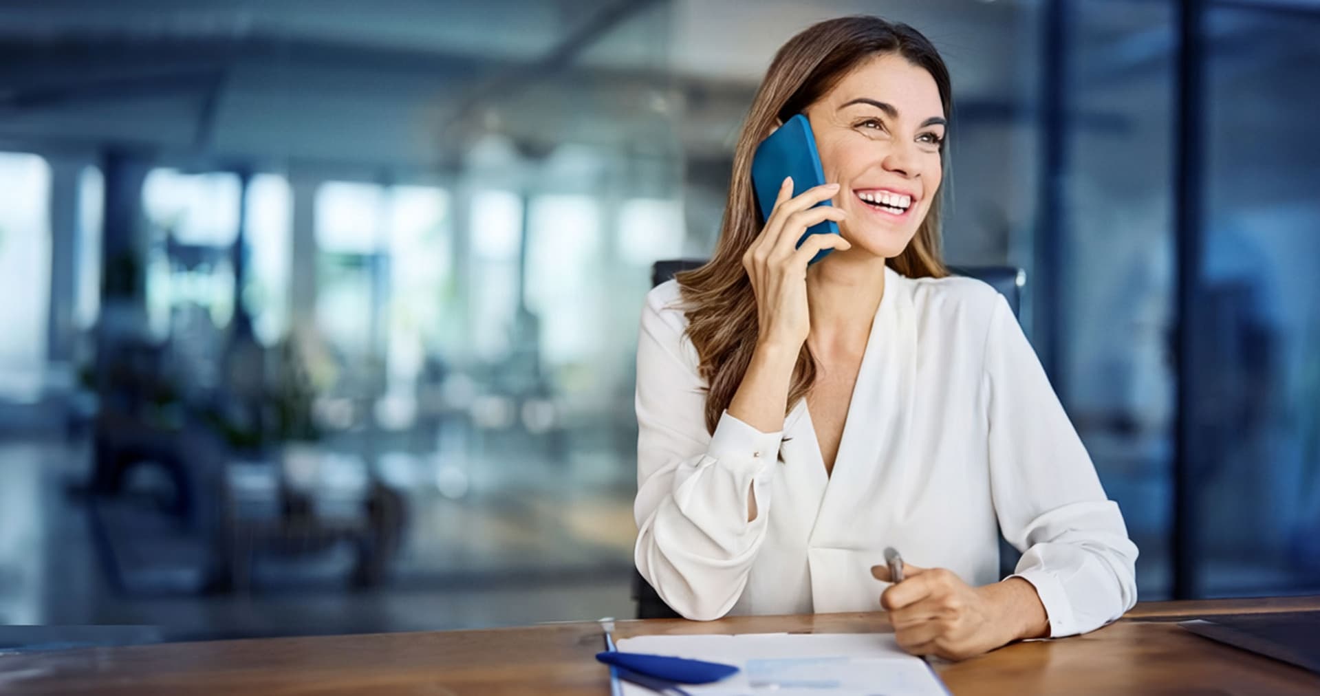 Frau telefoniert in einem modernen Büro