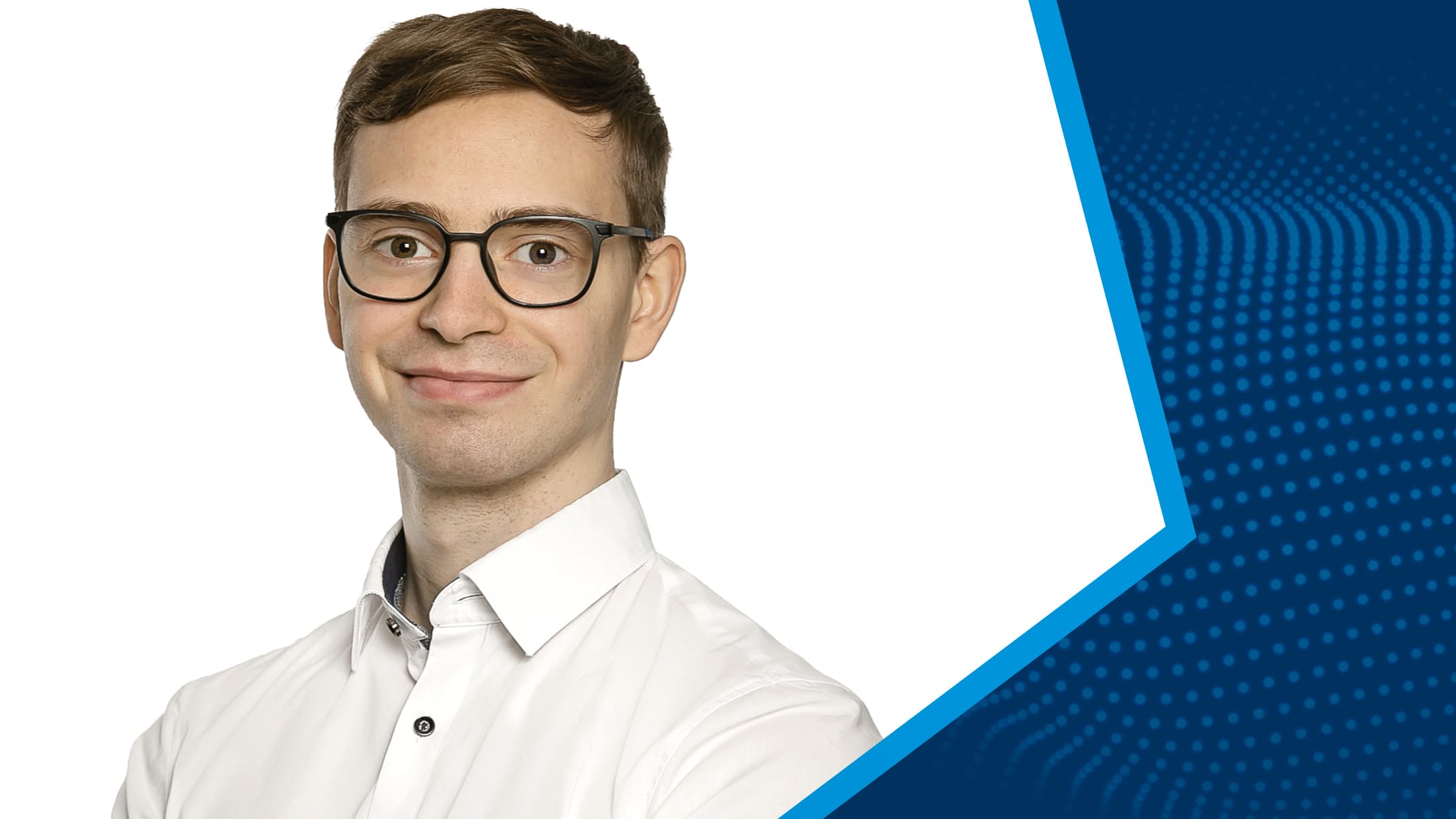 Porträt eines Mannes mit Brille und weißem Hemd