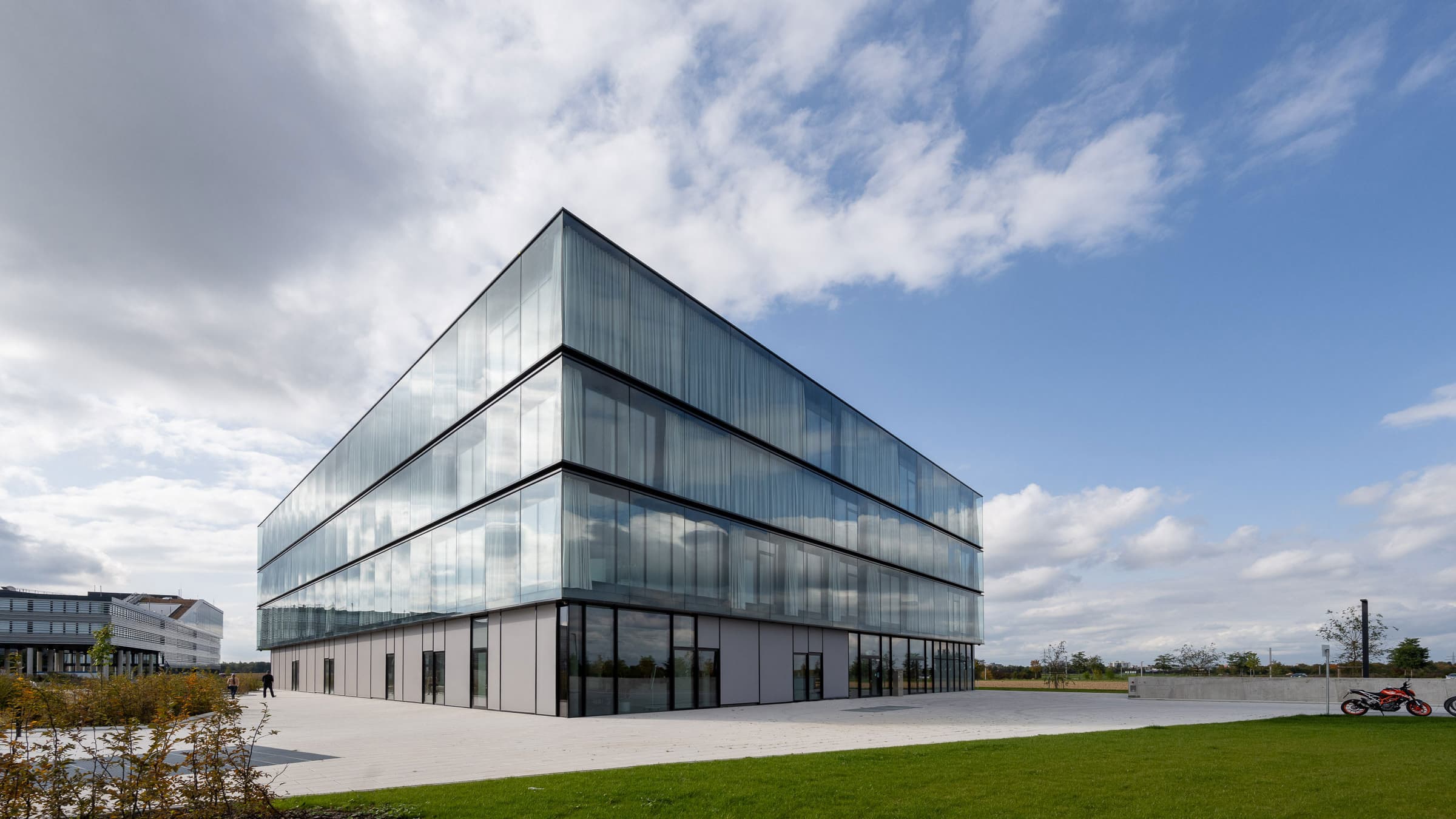 Nowoczesny budynek biurowy firmy baramundi software GmbH z charakterystyczną szklaną fasadą