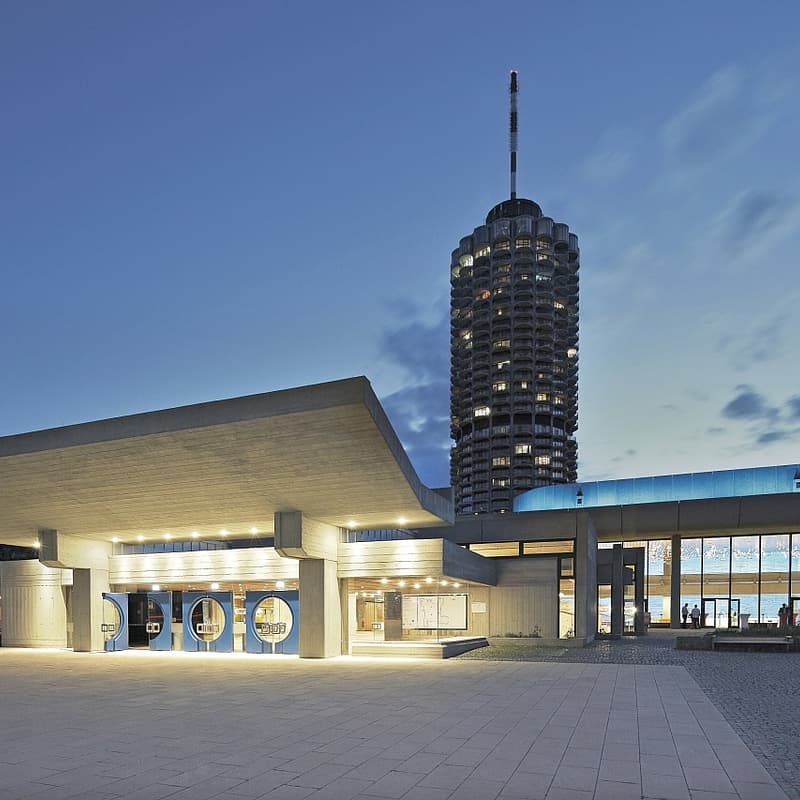 Kongress am Park Augsburg bei Dämmerung mit markantem Rundturm
