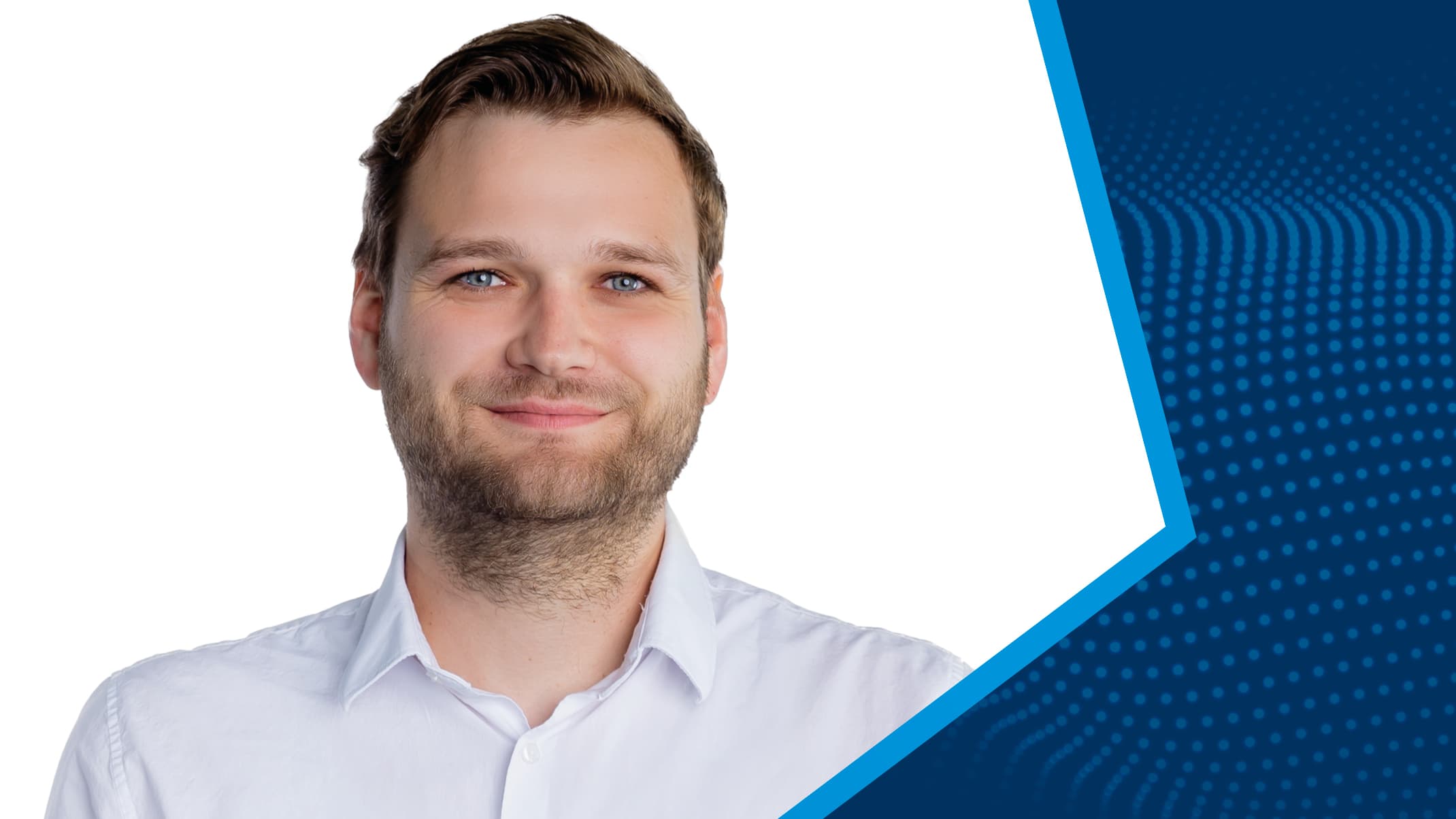 Porträt von Manuel Schödl im weißen Hemd vor blauem grafischem Hintergrund