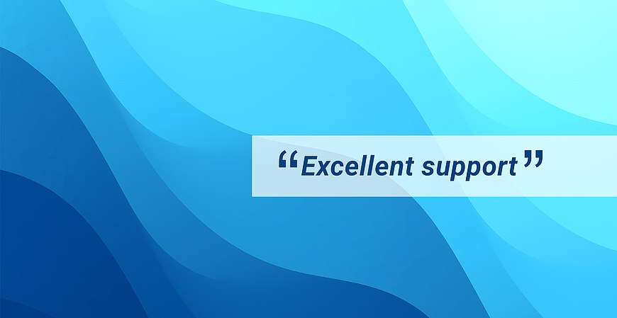 Ein Hintergrund in verschiedenen Blautönen mit dem Text „Excellent support“ in Anführungszeichen