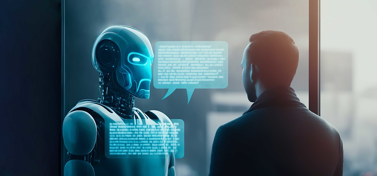 Ein Mann, der einem Roboter mit einem leuchtenden Gesicht gegenübersteht und sich in einer Gesprächssituation befindet