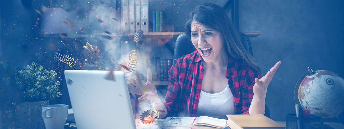 Eine Frau ist erschrocken vor ihrem Laptop, der scheinbar explodiert und Teile herausschießt