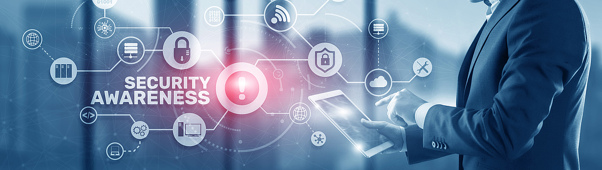 Eine Person verwendet ein Tablet, umgeben von Symbolen für Sicherheitsbewusstsein wie Schlösser, WLAN, Cloud und Computer, was die Bedeutung von Cybersicherheit betont