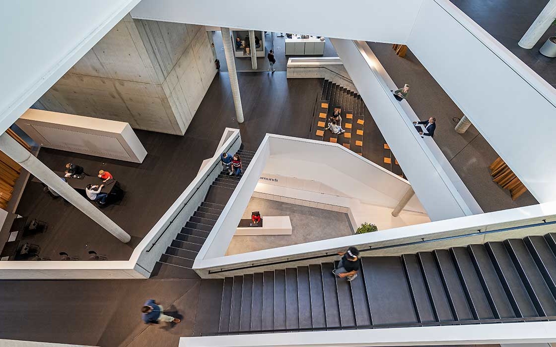 Die baramundi SoftwareFactory Treppen von oben aufgenommen