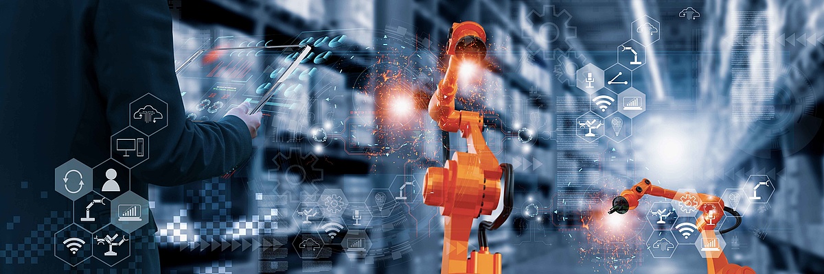Industrieumgebung mit zwei Roboterarmen und digitalisierten Elementen wie Symbolen und Grafiken, die technologische Prozesse und Automatisierung darstellen.