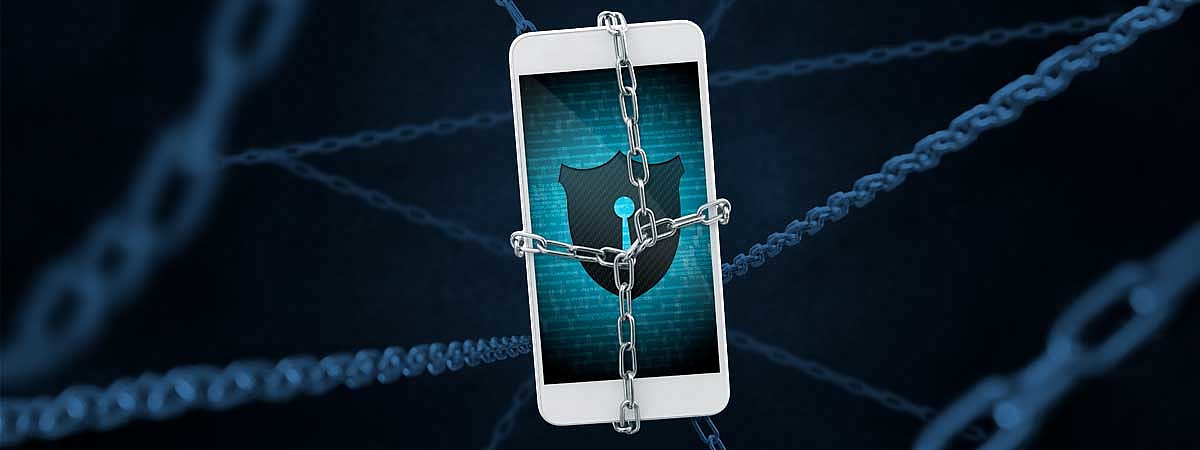 Ein Smartphone ist von Ketten umgeben, die ein Schild mit einem Schloss in der Mitte zeigen, symbolisierend den Schutz von Mobilgeräten