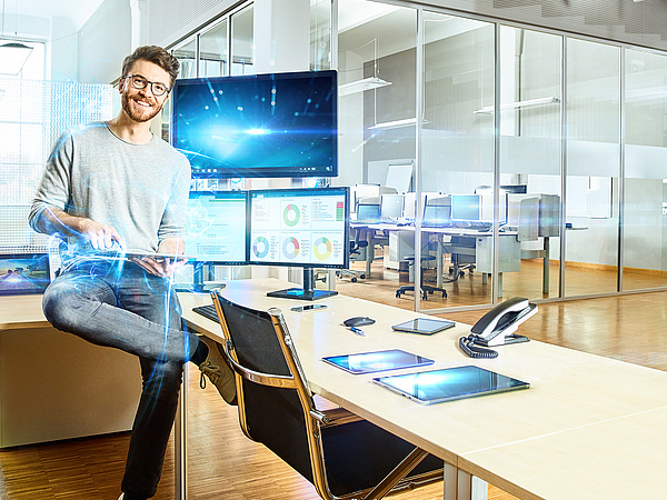 Mann arbeitet an holographischen Displays in einem modernen Büro