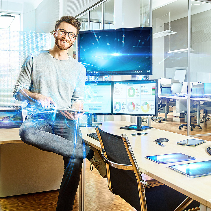 Mann arbeitet an holographischen Displays in einem modernen Büro
