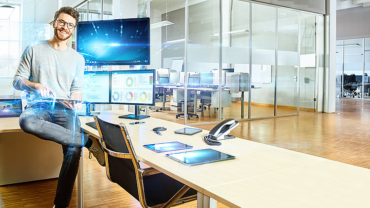 Mann arbeitet an holographischen Displays in einem modernen Büro