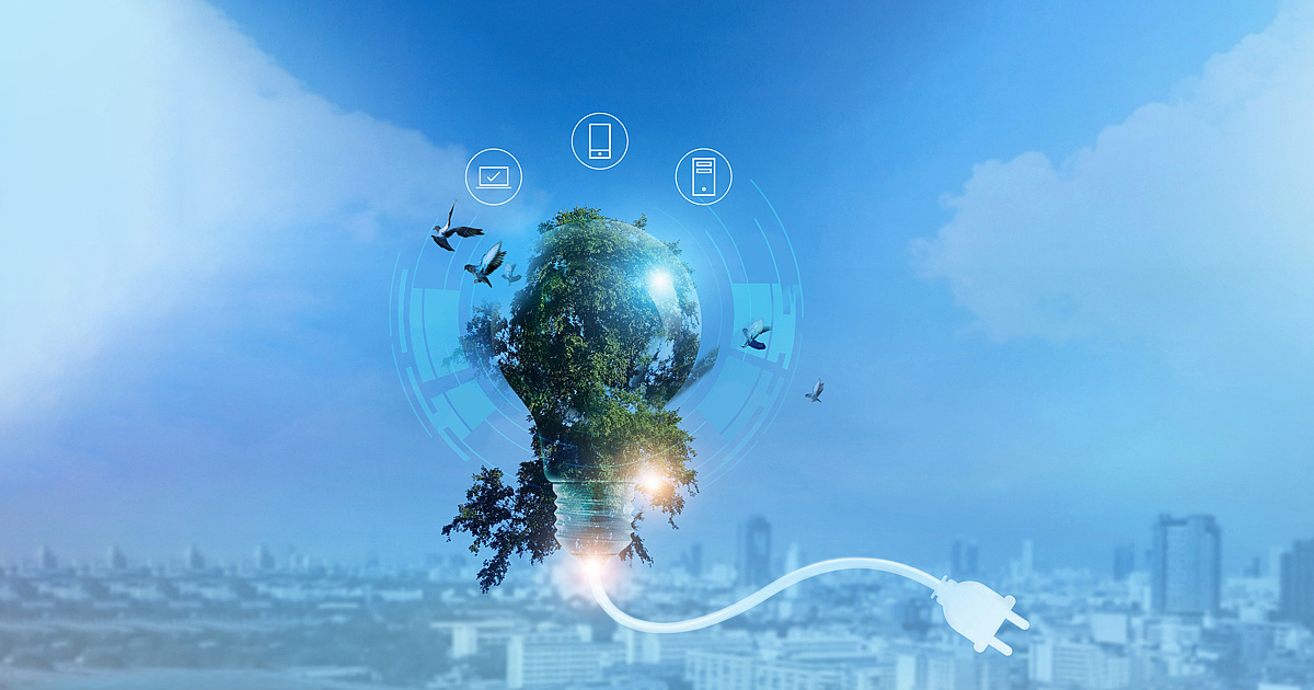 Symbolische Darstellung von Energieeffizienz mit einem grünen Glühbirnenbaum, umgeben von digitalen Geräten und einem Stromstecker, vor einer Stadtlandschaft