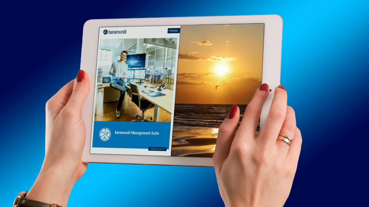 Hände halten ein Tablet, das links ein Bild der baramundi Management Suite und rechts einen Sonnenuntergang zeigt