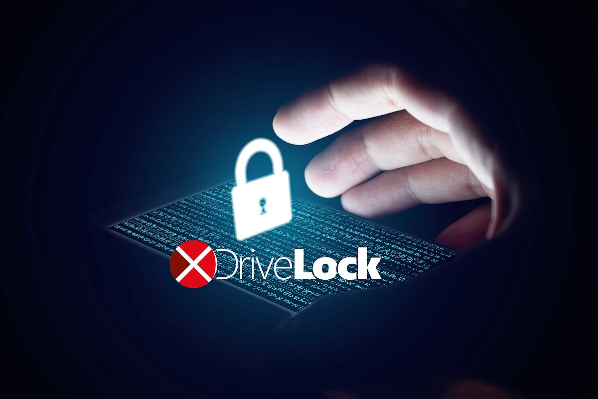 Eine Hand berührt einen Bildschirm mit einem DriveLock-Logo und einem darauf dargestellten Schloss-Symbol