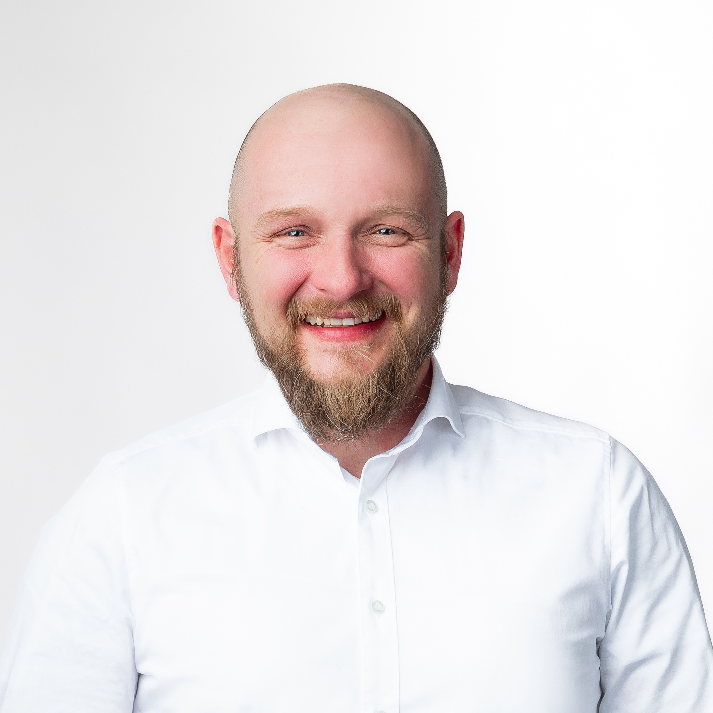 Andreas Klare, ehemaliger Mitarbeiter der baramundi software Gmbh, vor einem baramundi Logo