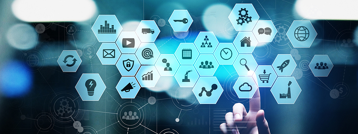Ein digitales Konzeptbild für IT-Asset-Management, das verschiedene Technologien und Tools zur Optimierung und Verwaltung von Ressourcen darstellt