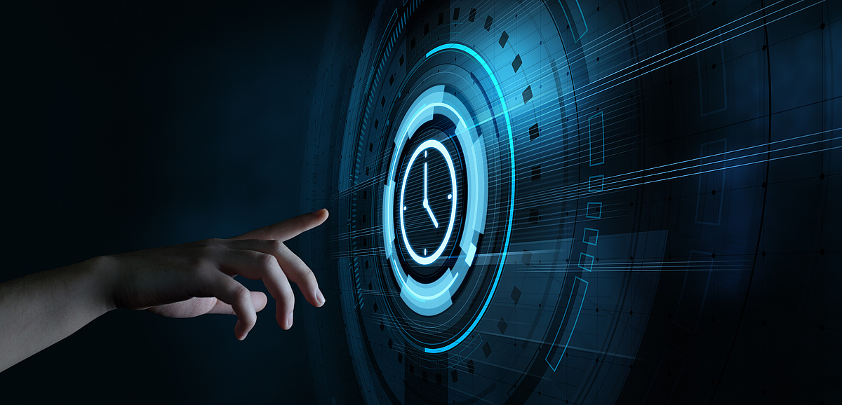 Abstraktes Bild einer Hand, die einen futuristischen Touchscreen mit einer Uhr berührt, um technologische Präzision und Zeitmanagement darzustelle