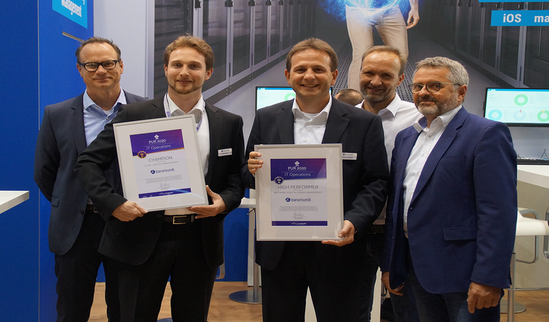 techconsult Geschäftsführer Peter Burghardt (r.) überreichte auf der Security Messe it-sa in Nürnberg die „Champion“ und „High Performer“ Auszeichnungen an die Vertreter von baramundi, Vorstand Dr. Lars Lippert (l.), PR-Manager Franz Braun (2.v.l), Director Product Management Armin Leinfelder (m) und Director R&D Bernd Wiedemann (2.v.r) (Bild techconsult)