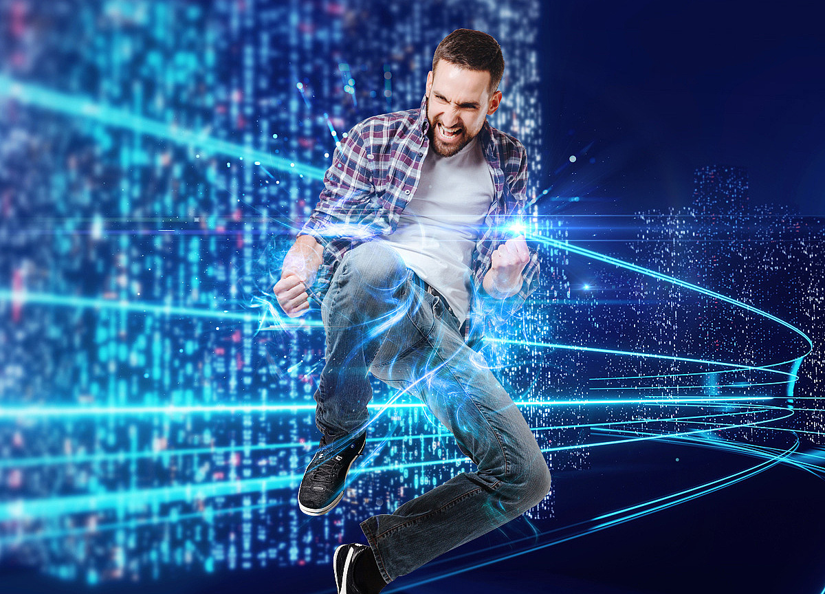 Ein Mann springt in die Luft und freut sich, während blaue digitale Linien und Partikel um ihn herumwirbeln und ihn umgeben.