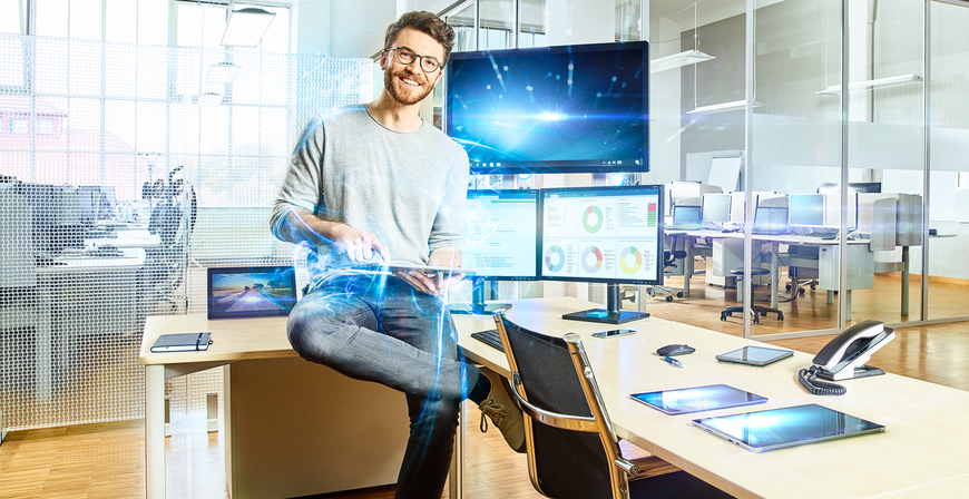 Mann arbeitet an holographischen Displays in einem modernen Büro